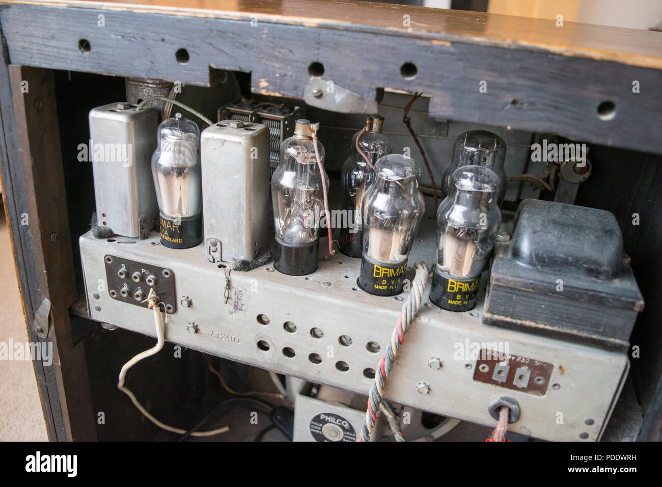 Dentro de una vieja radio de válvulas, mostrando el chasis y algunas de las  válvulas termoiónicas Fotografía de stock - Alamy