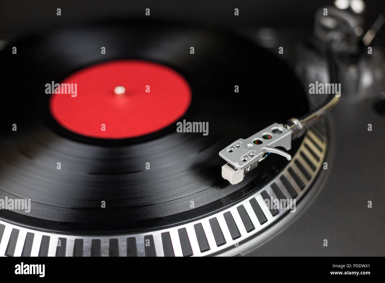 Partido profesional DJ Turntable negra con rojo y registro. Etapa analógica  del equipo de audio para el concierto en la discoteca. Reproducir Mezcla  pistas de música en discos de vinilo. Tocadiscos aguja