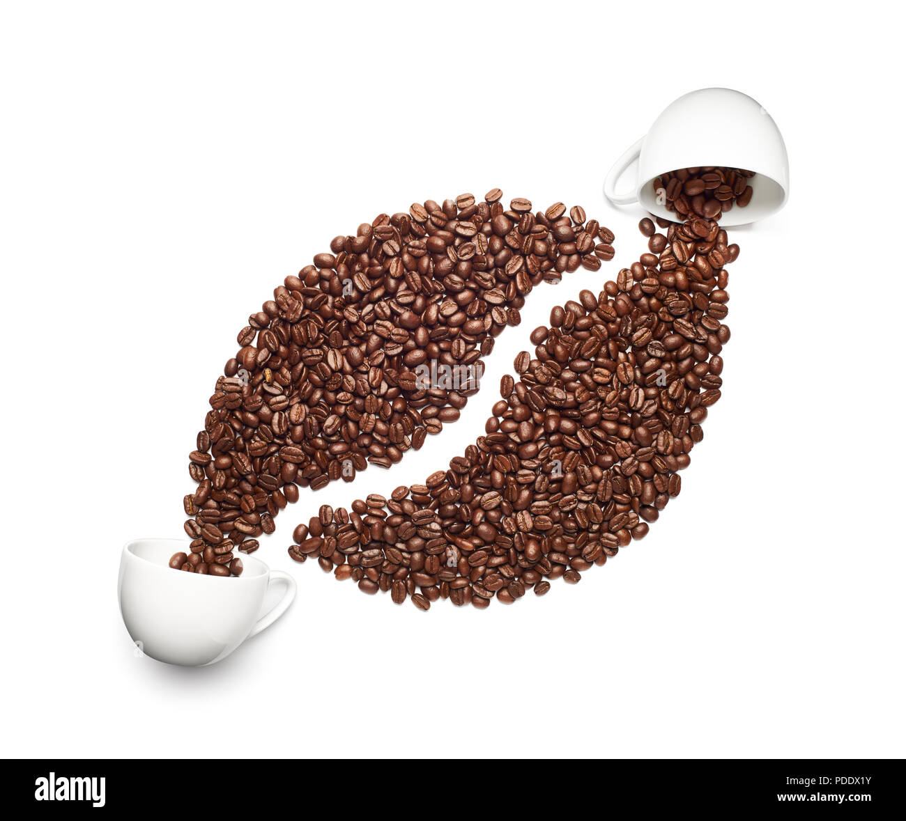 Los granos de café derramado de taza sobre fondo blanco Fotografía de