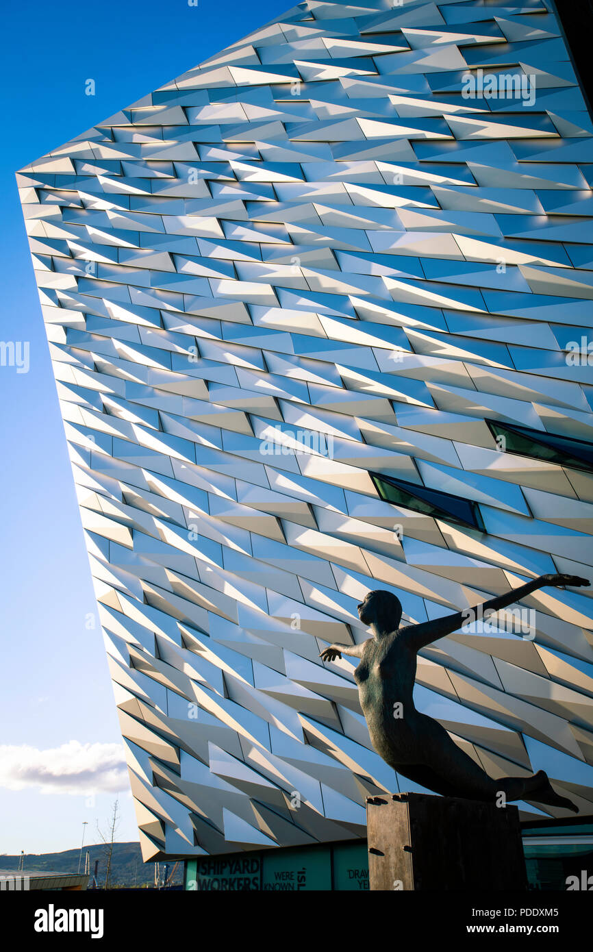 La arquitectura moderna de inspiración náutica afilados de la construcción del Titanic en Belfast Foto de stock