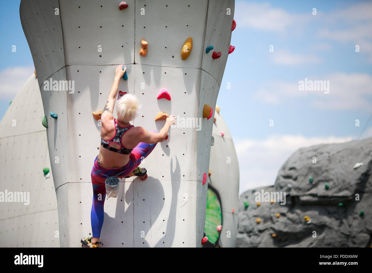 Foto de la parte de atrás del deporte mujer con pelo corto en ropa  deportiva en entrenar en muro de escalada en roca Fotografía de stock -  Alamy