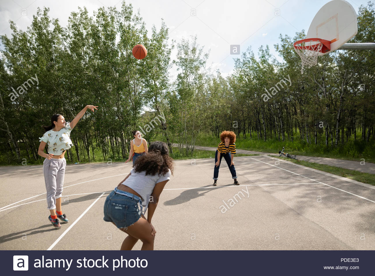 A Woman Playing Basketball Fotografías E Imágenes De Alta Resolución Alamy 