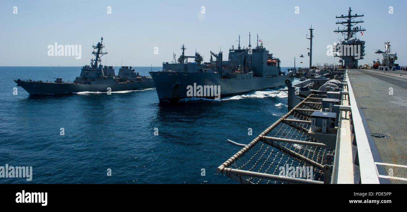 Las aguas al sur de Japón (15 de mayo de 2018) El misil guiado por el destructor USS McCampbell (DDG 85) y el comando de Transporte Marítimo Militar (MSC) carga seca/municiones buque USNS César Chávez (T-AKE 14) vapor junto a la marina de guerra desplegadas, el portaviones USS Ronald Reagan (CVN 76), como parte de una reposición en alta mar durante las pruebas de mar. Los civiles no combatientes, con tripulación de barco, operado por la MSC, proporciona el combustible, alimentos, municiones, piezas de repuesto, el correo y otros suministros a los buques de la Marina en todo el mundo. Ronald Reagan, el buque insignia de Carrier Strike Group 5, proporciona listas para combatir la fuerza que protege y defiende la Foto de stock