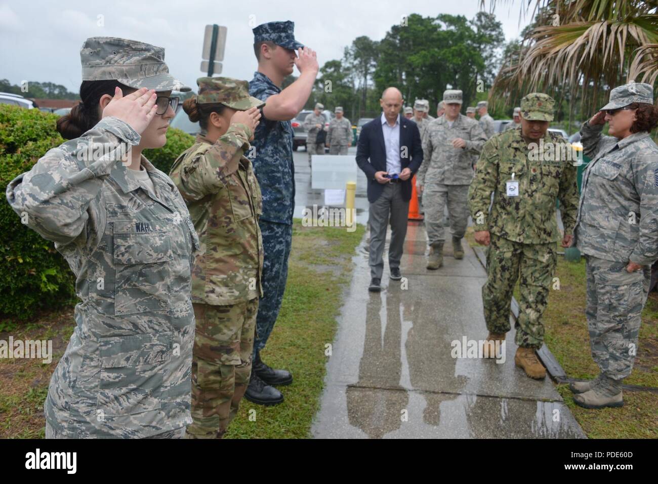 Los miembros militares salute el liderazgo de todo el Departamento de  Defensa en su visita a la ciudad jardín centro recreativo, Garden City,  Georgia el 15 de mayo de 2018. Operación potenciar