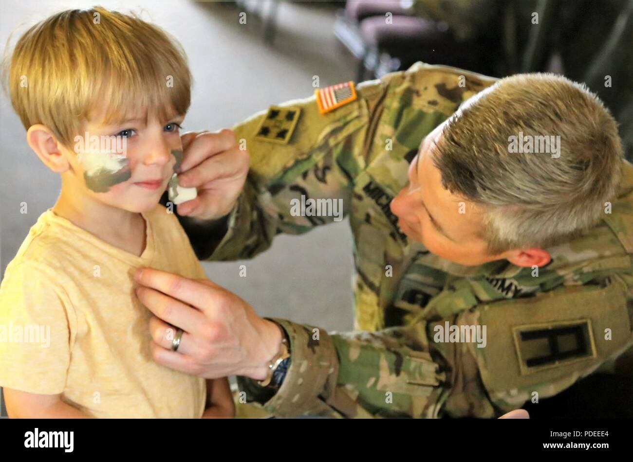 Un Joven Tiene El Rostro Pintado Con Los Colores De Camuflaje Por Un Soldado Con La 181Âª Brigada De Entrenamiento Multifuncion Durante El Fort Mccoy Dia De Las Fuerzas Armadas Casa Abierta Peliculas y series de cara pintada. https www alamy es un joven tiene el rostro pintado con los colores de camuflaje por un soldado con la 181 brigada de entrenamiento multifuncion durante el fort mccoy dia de las fuerzas armadas casa abierta el 19 de mayo de 2018 en fort mccoy wisconsin un estimado de 4000 o mas personas asistieron a la casa abierta la casa abierta se celebro en el recinto de fort mccoy historica area conmemorativa que incluye la epoca de la segunda guerra mundial los edificios los equipos estacionamiento y veterans memorial plaza las personas se alinearon para pintura camuflaje para la cara etiquetas de identificacion personalizada interactiva galeria de punteria y vehiculos militares y camiones de bomberos muestra tambien vieron t image214833644 html