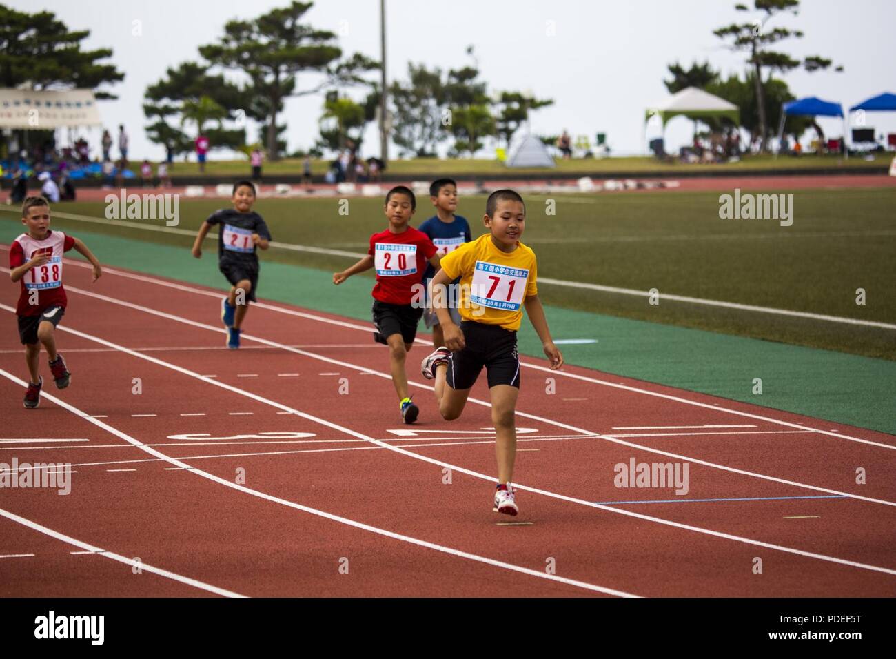 El pueblo de Onna, Okinawa, Japón - Chilren sprint durante la carrera de  los 100 metros lisos en una pista cumplir 19 de mayo en el Complejo  Deportivo de Akama en el