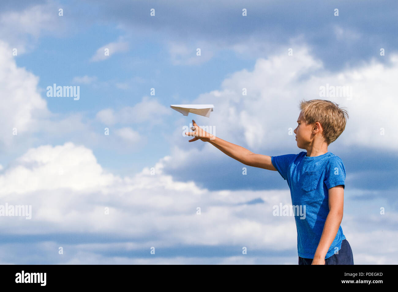 Niño tirando avion de papel fotografías e imágenes de alta resolución -  Alamy