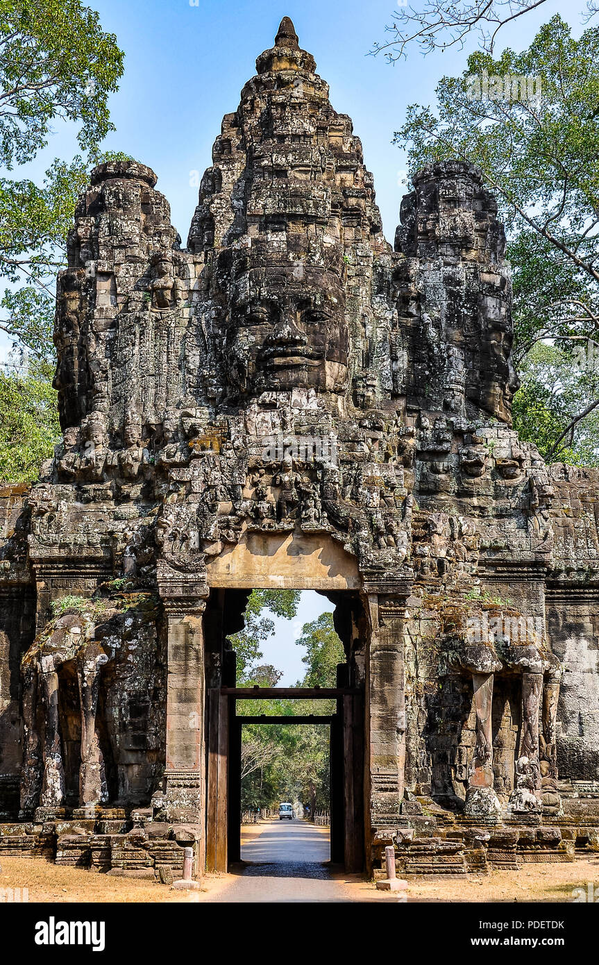 Puerta con alivio en las ruinas de Angkor Wat, Camboya Foto de stock
