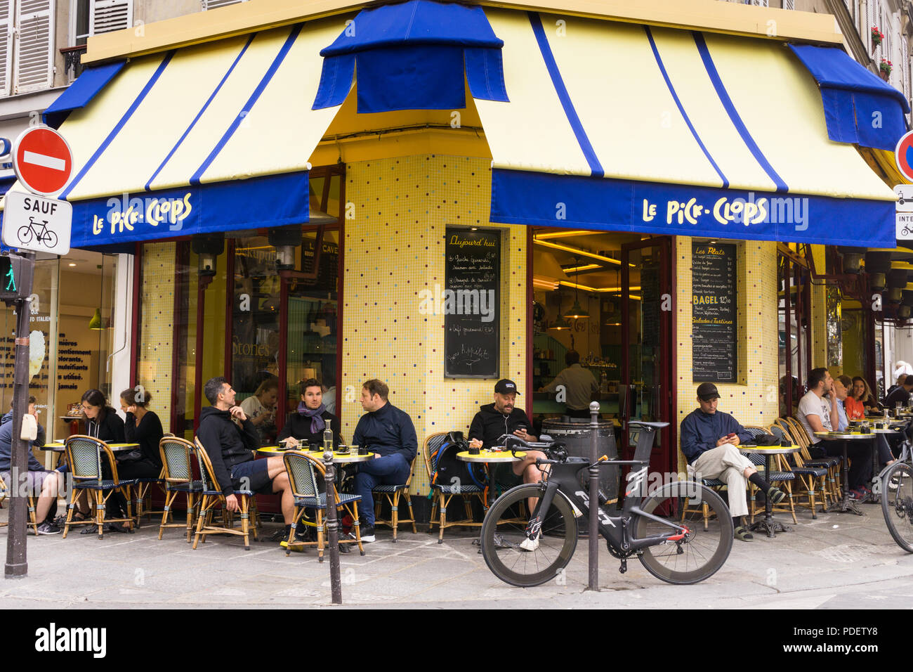Café de Paris Marais Le Pick Clops - personas chateando en Le Pick Clops, el café en la Rue Vieille du Temple en el barrio de Marais en París, Francia, Europa. Foto de stock