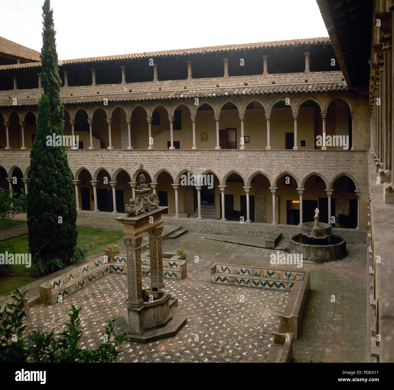 El Real Monasterio de Santa María de Pedralbes. Fundada en el siglo 14. Claustro gótico. Barcelona, Cataluña, España. Foto de stock