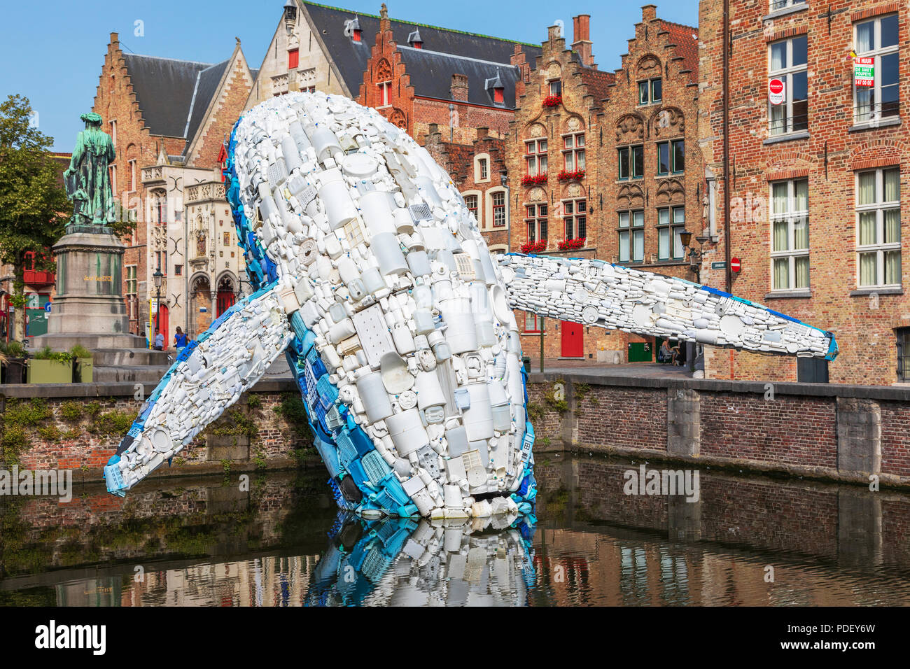 Brujas Ballena de plástico, una obra de arte hecha de plástico recuperado del mar y construidos en la forma de una ballena azul, situado de tal manera que visto a Foto de stock