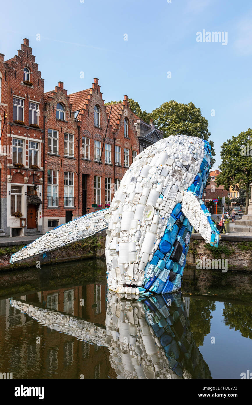 Brujas Ballena de plástico, una obra de arte hecha de plástico recuperado del mar y construidos en la forma de una ballena azul, situado de tal manera que visto a Foto de stock