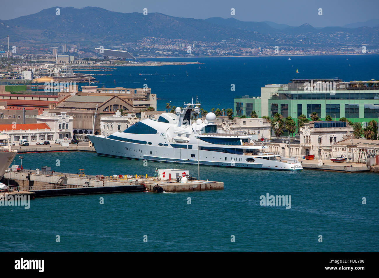 Yas superyacht privado atracado en Barcelona España Foto de stock