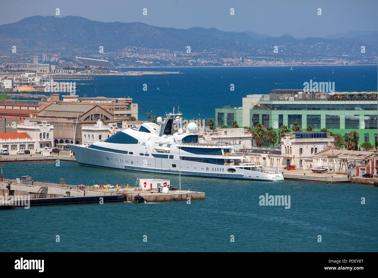 Yas superyacht privado atracado en Barcelona España Foto de stock