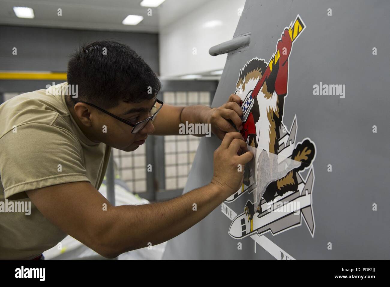 La Fuerza Aérea de los EE.UU Aviador Senior Israel Marrufo, 20º Escuadrón  de Mantenimiento de Equipos de control de la corrosión, especialista pela  fuera un papel adhesivo Wild Weasel en Shaw Air