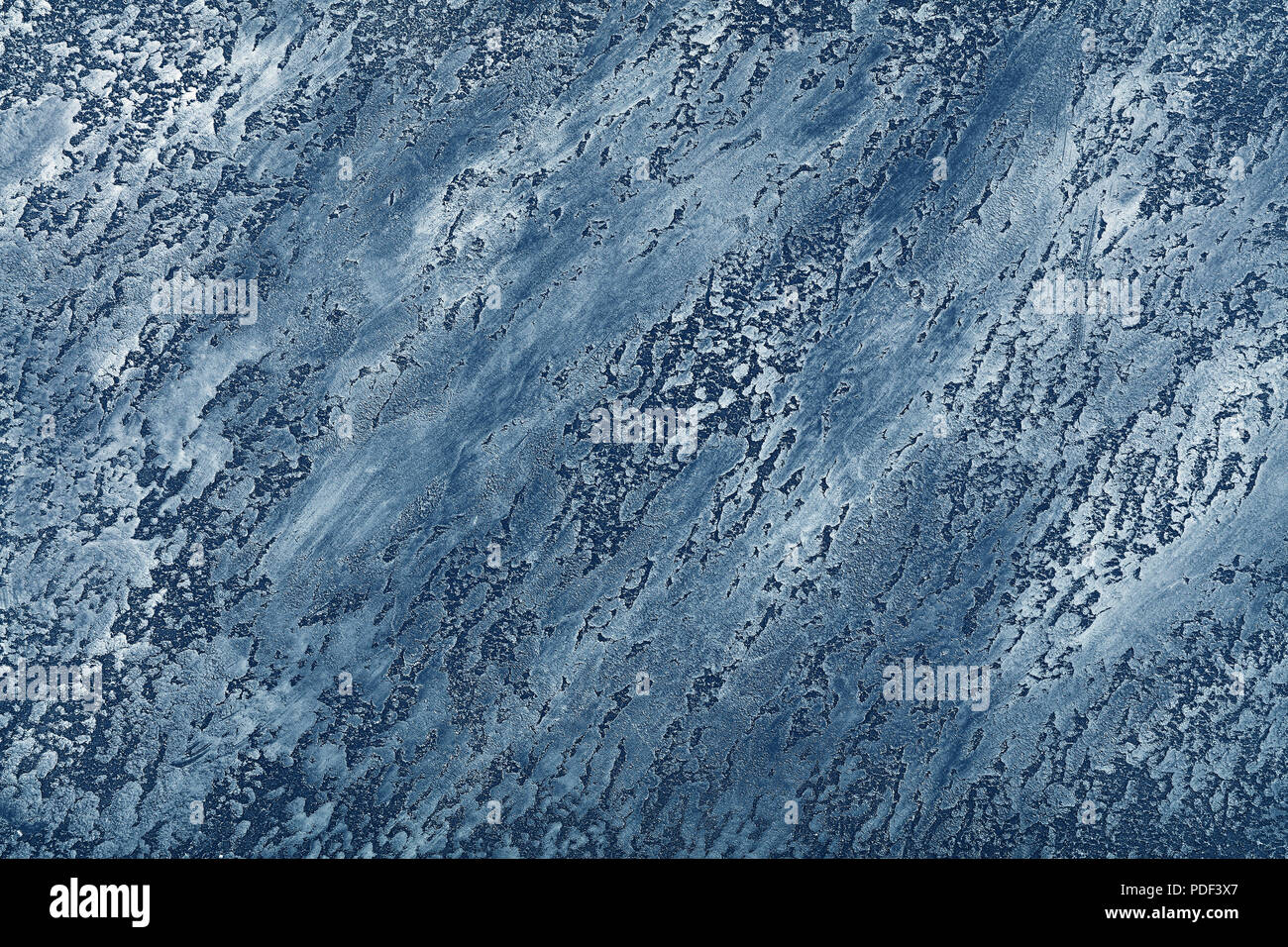 Grunge blue desigual ancianidad daub pared de yeso textura del fondo con manchas y trazos de pintura, cerrar Foto de stock