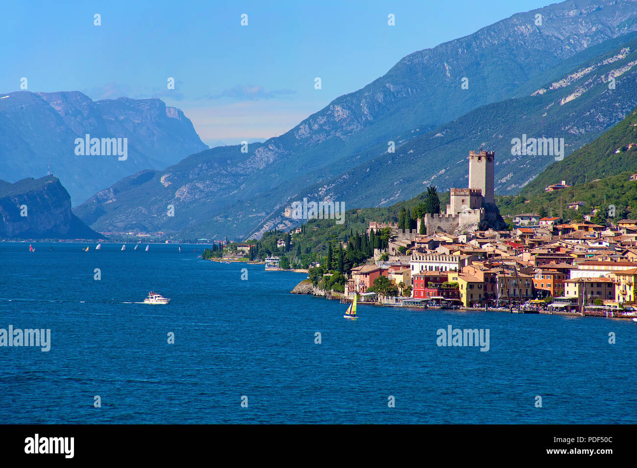 Vista desde el Lago de Garda en Malcesine con castillo Scaliger, Malcesine, provincia de Verona, Lago de Garda, Lombardía, Italia Foto de stock