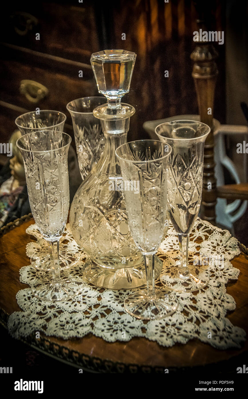 Un grupo de antiguos vasos de cristal sobre una mesa Fotografía de stock -  Alamy