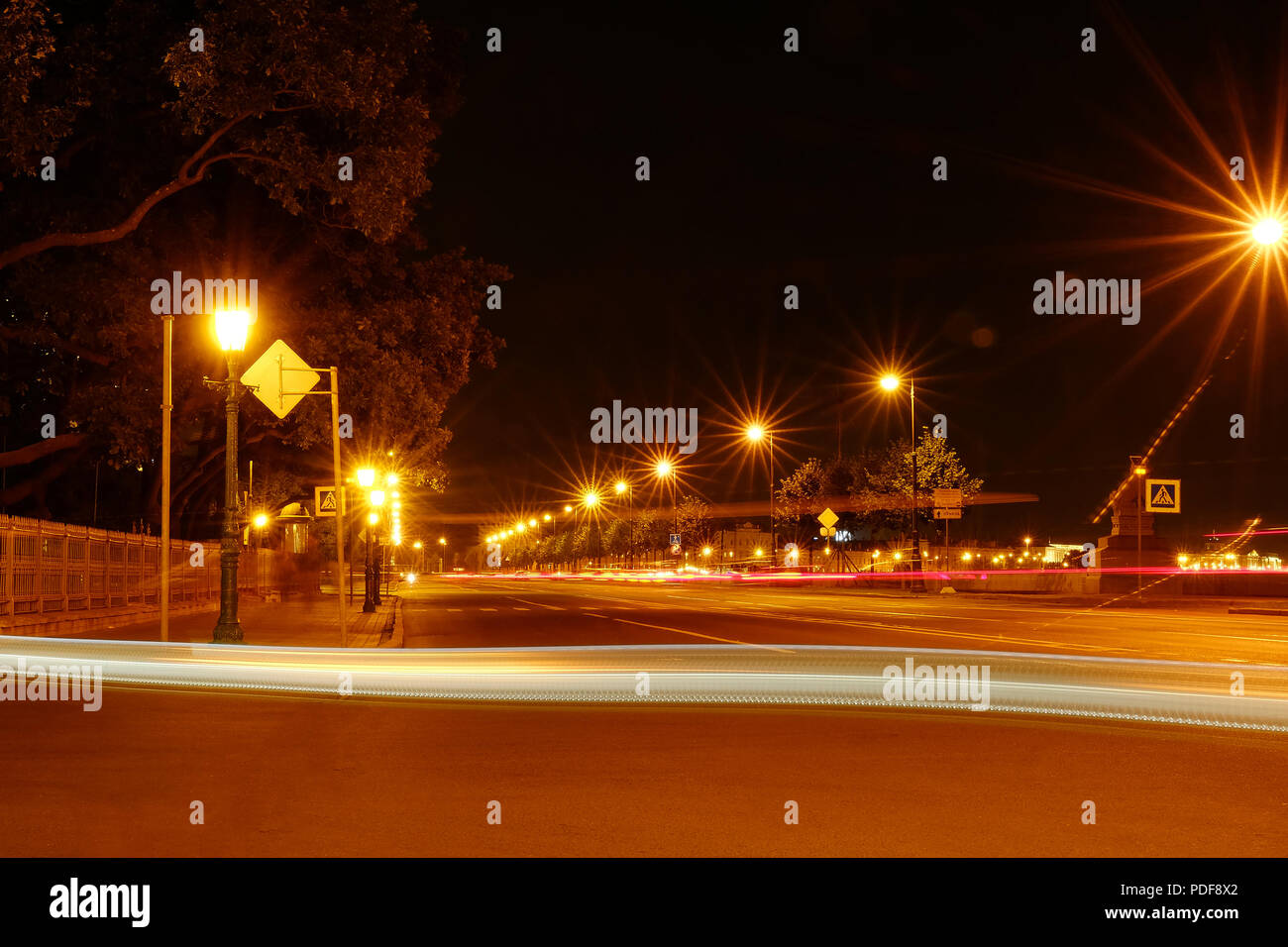Ciudad de noche las luces de la calle, bokeh, el fondo, Las luces nocturnas de la ciudad de los rayos luminosos. de de los faros Fotografía de stock -