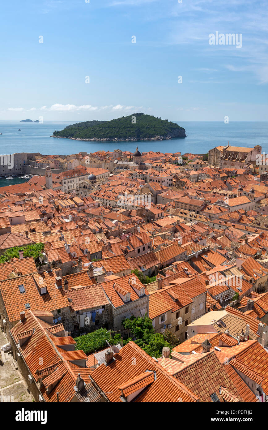 Con vistas a la ciudad vieja de Dubrovnik y hacia Lokrum desde las murallas de la ciudad. Foto de stock
