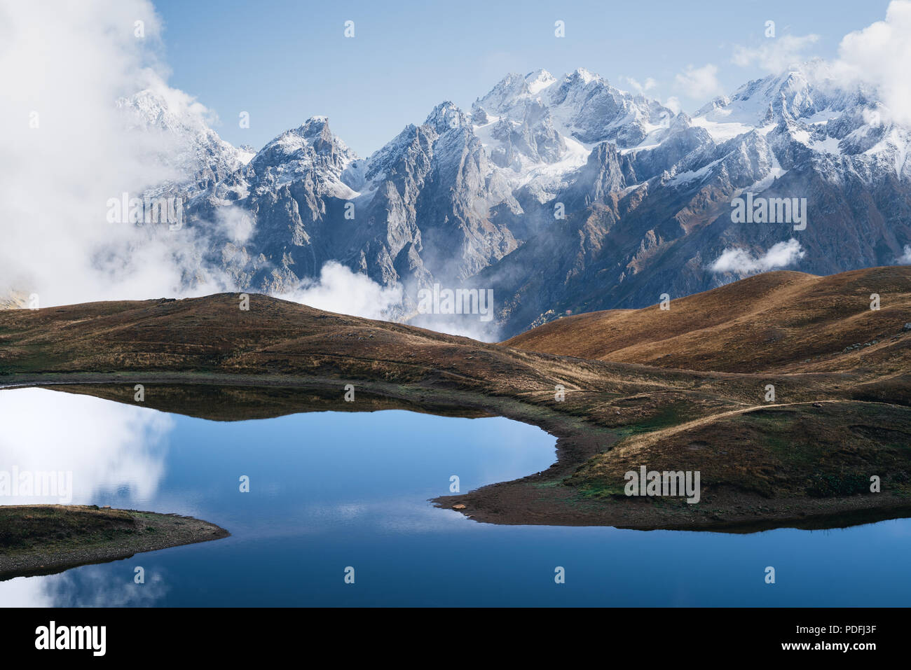 Paisaje con un lago de montaña. Día con bellas nubes. Lago Koruldi. Canto caucásico Principal. Zemo Svaneti, Georgia Foto de stock