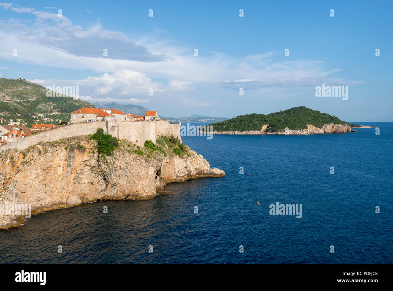La vista del casco antiguo de Dubrovnik y la isla Lokrum desde Fort Lovrijenac. Foto de stock