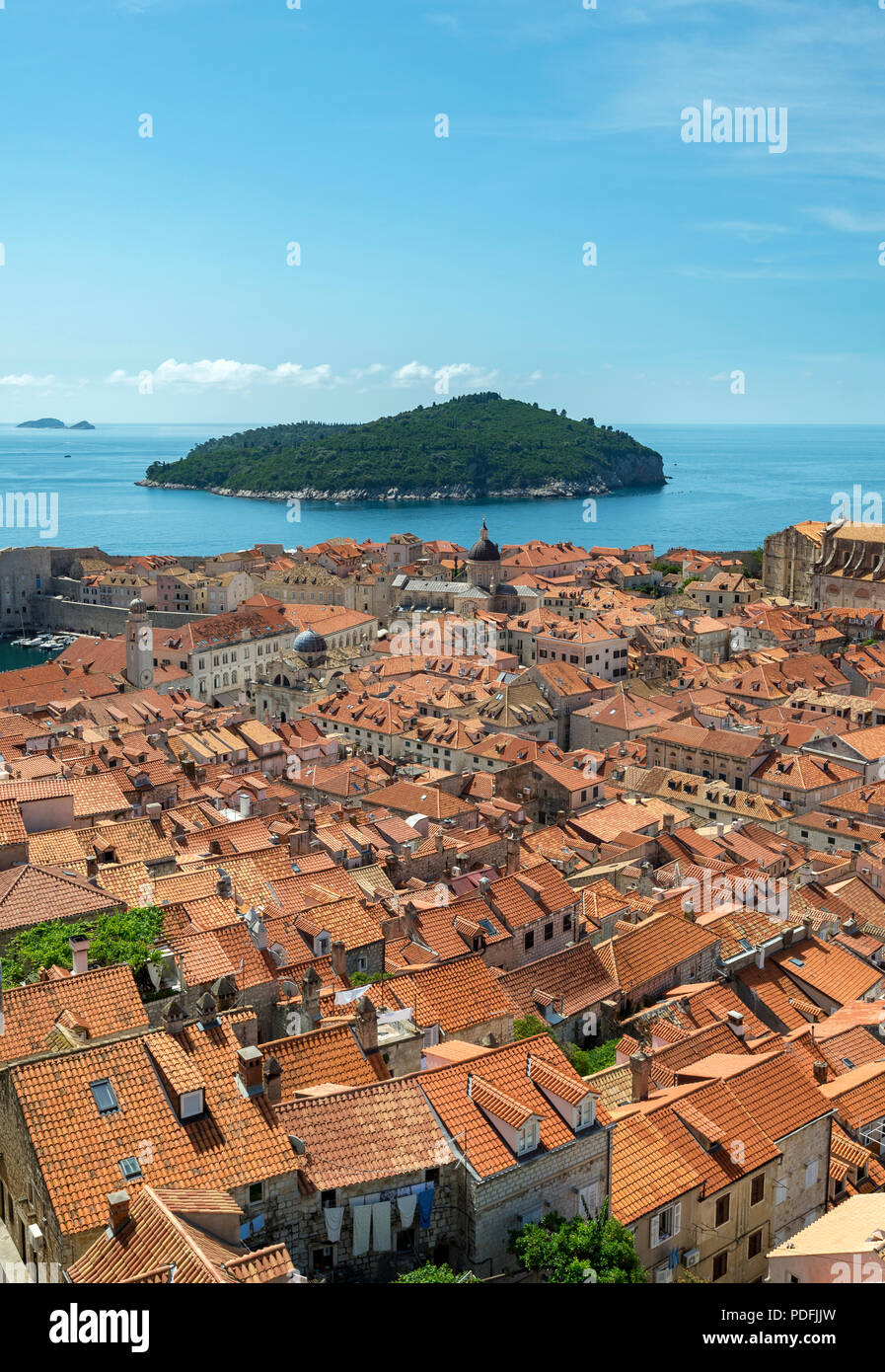 Con vistas a la ciudad vieja de Dubrovnik y hacia Lokrum desde las murallas de la ciudad. Foto de stock