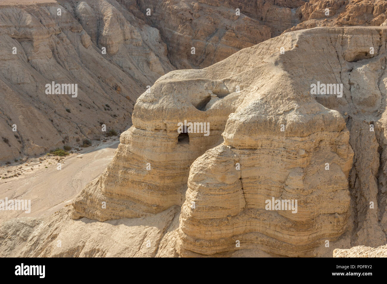 Las cuevas de Qumran en el histórico sitio arqueológico de los