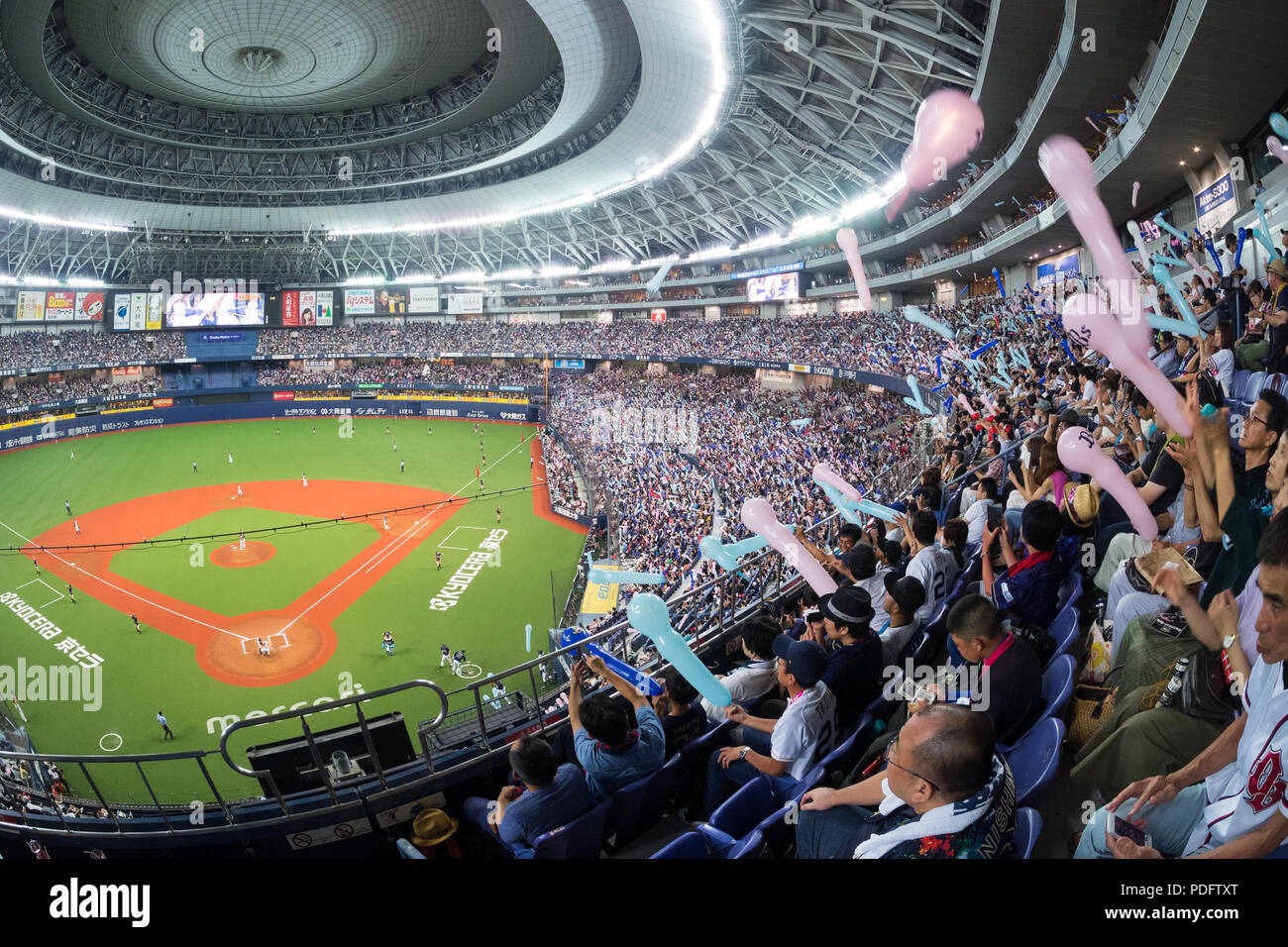 Los fanáticos del béisbol japonés el lanzamiento de globos durante la séptima entrada estiramiento en un juego entre el Orix Buffaloes y Nippon Ham Fighters. Osaka Dome, Osaka. Foto de stock