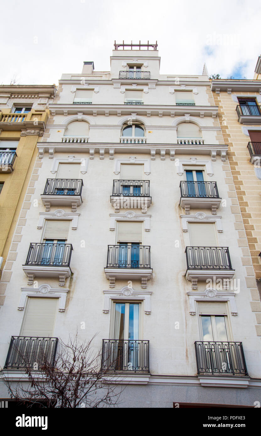 Fachada de la casa. El barrio de Salamanca, Madrid, España Fotografía Fachada de la casa. El barrio de Salamanca, Madrid, España Fotografía