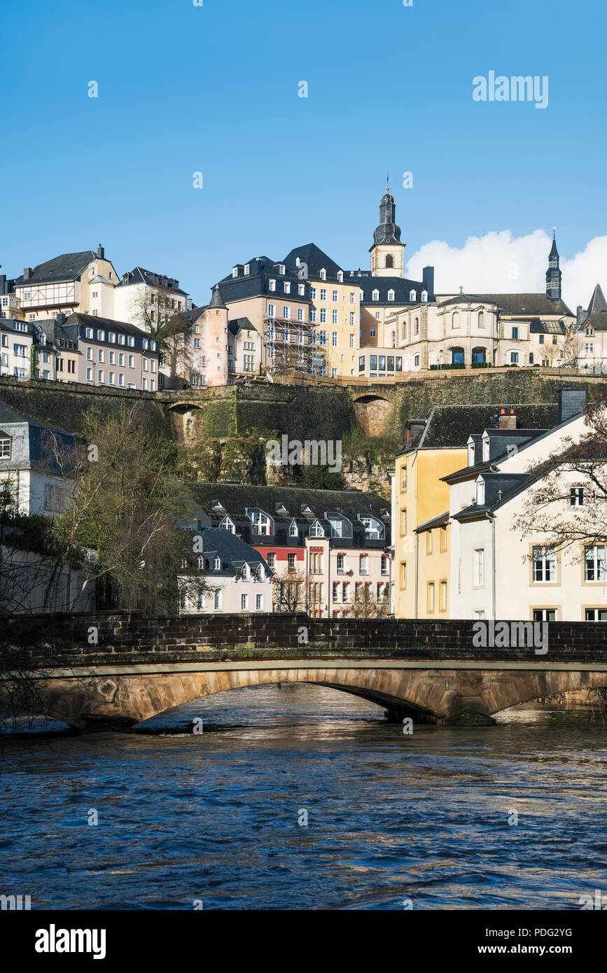 Una vista del Río Alzette mientras pasa a través del Grund trimestre en la ciudad de Luxemburgo, Luxemburgo y la Ville Haute negra en la parte superior, highlightin Foto de stock