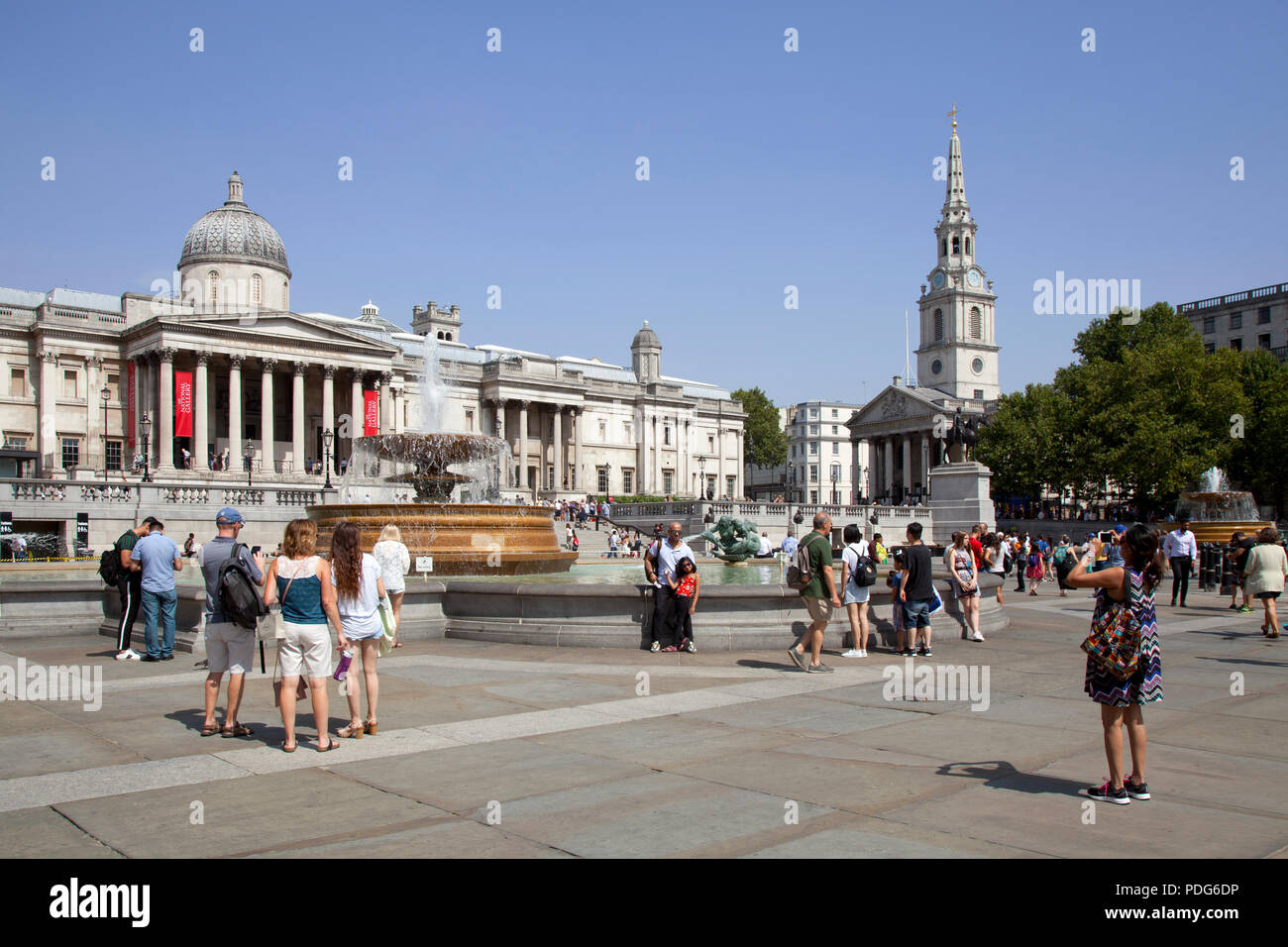 Londres, Trafalgar Square, la National Gallery y la fuente, la mujer toma una foto Foto de stock