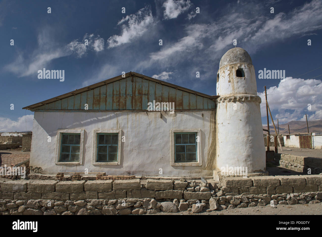 Mezquita en la alta altitud de Lake Village de Karakul, Tayikistán Foto de stock