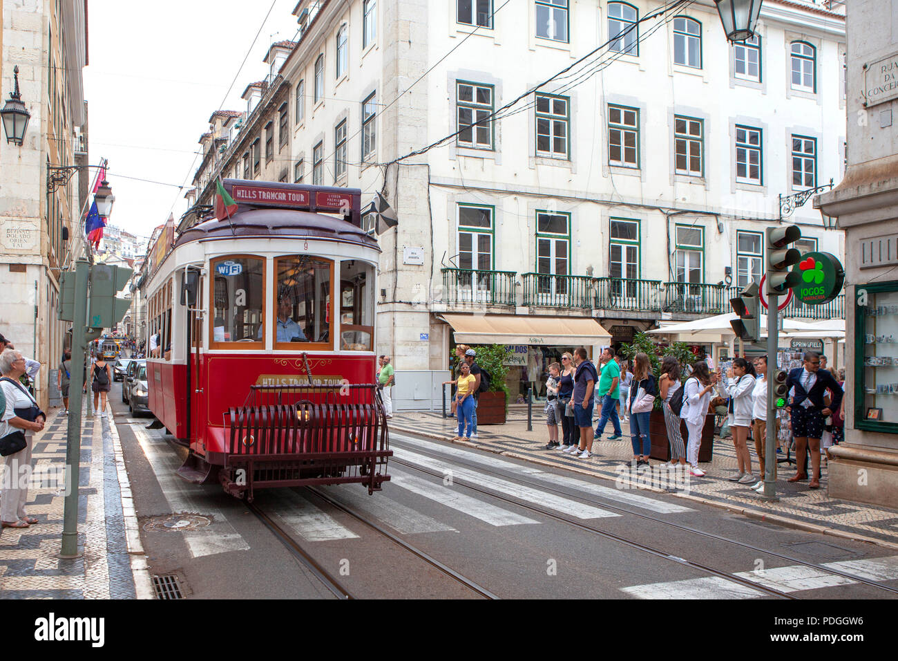 Tranvía de Lisboa en el barrio de la Alfama, en Lisboa, Portugal. Foto de stock
