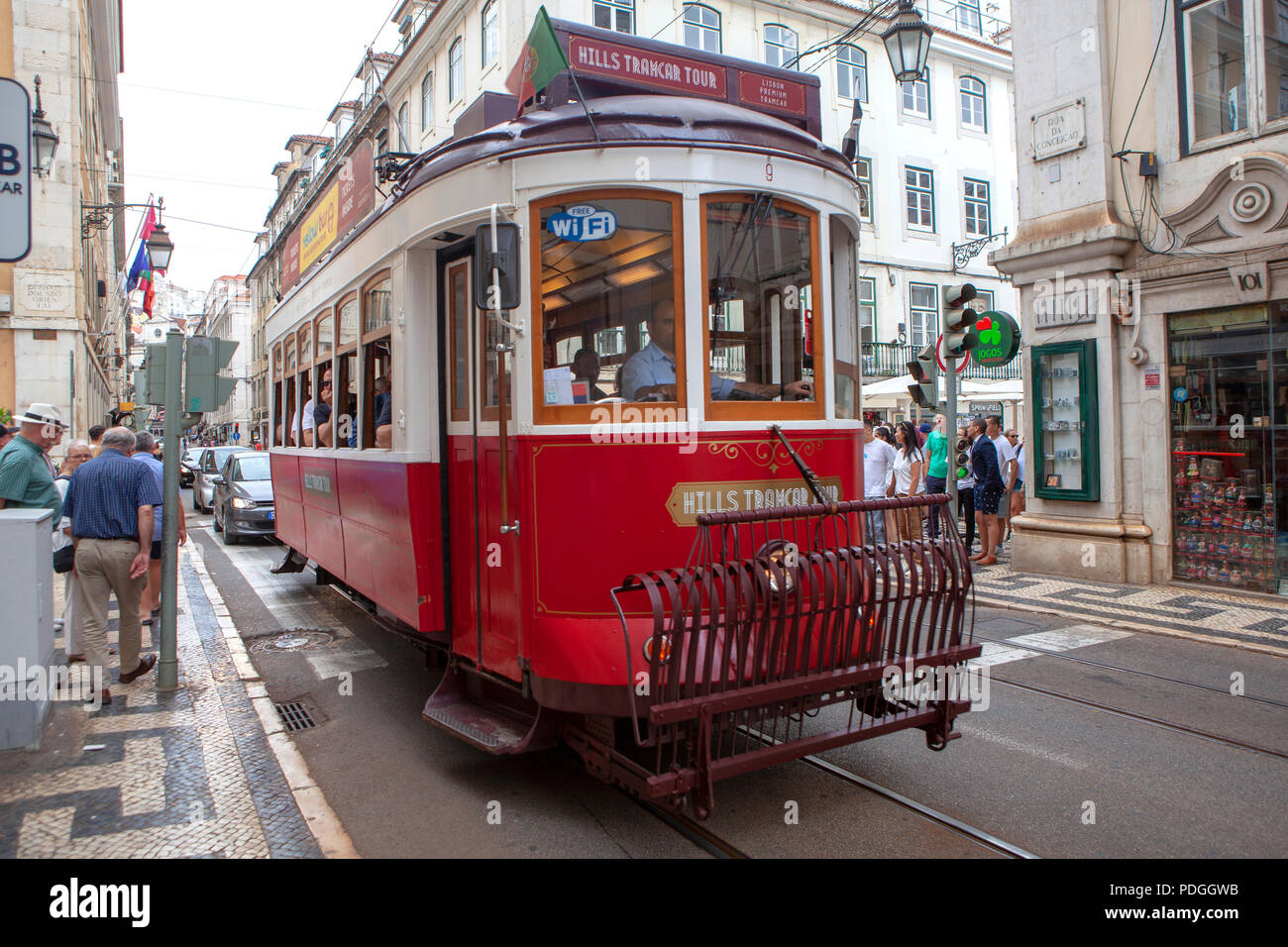 Tranvía de Lisboa en el barrio de la Alfama, en Lisboa, Portugal. Foto de stock