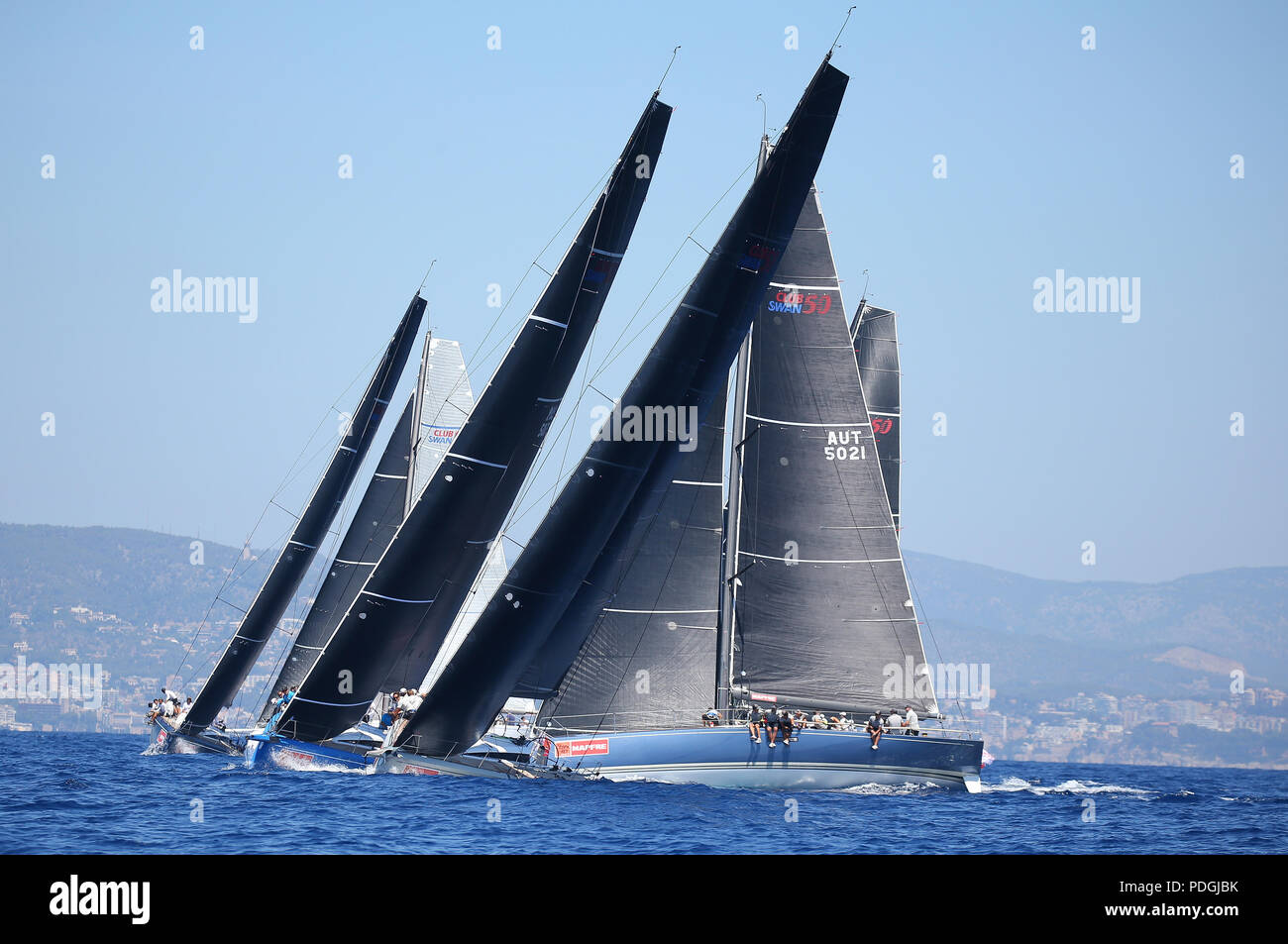 Los buques competir durante la regata de la copa del rey en la isla de Mallorca Foto de stock
