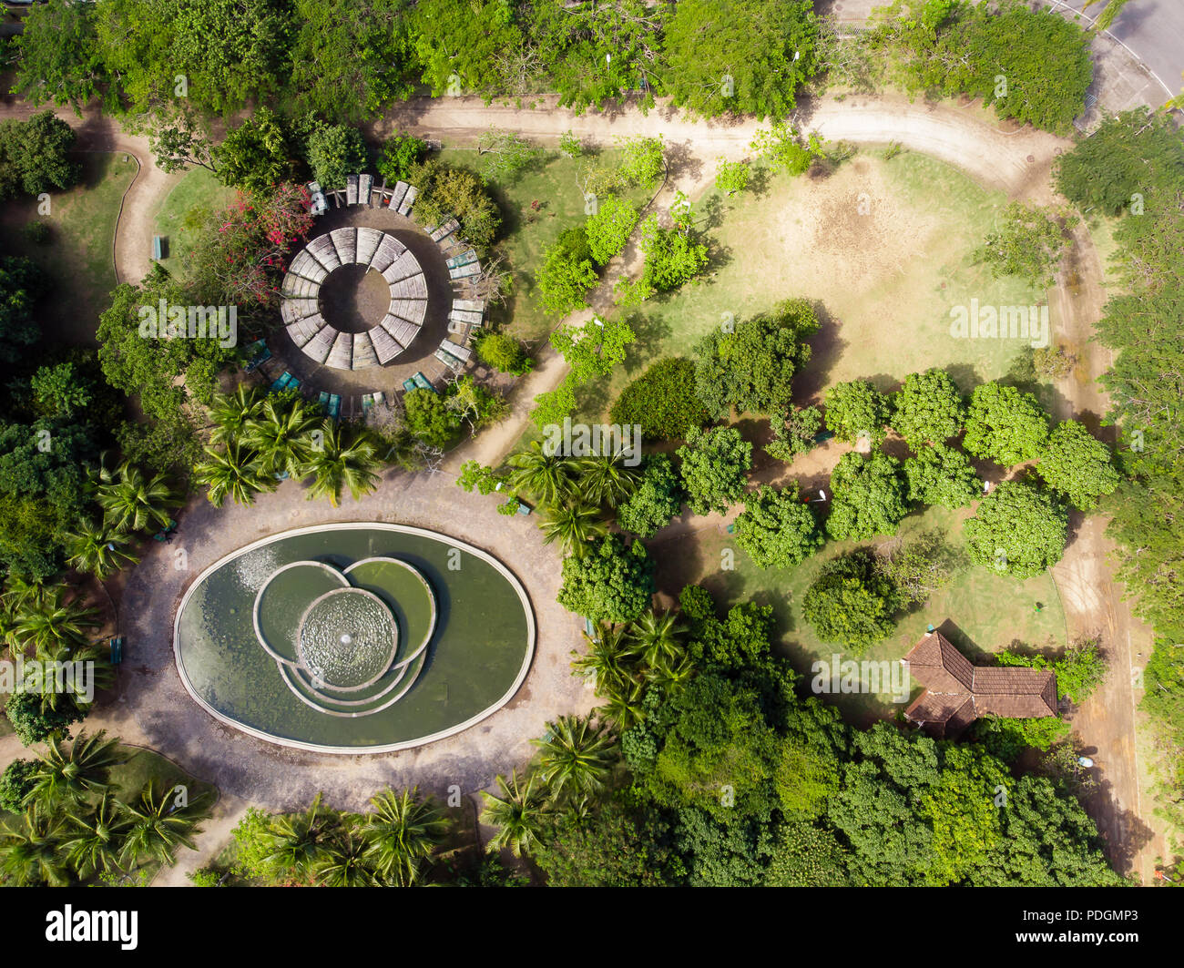 Vista aérea del parque en Barra da Tijuca, en Río de Janeiro. Drone pov indica formas geométricas y patrones. Foto de stock