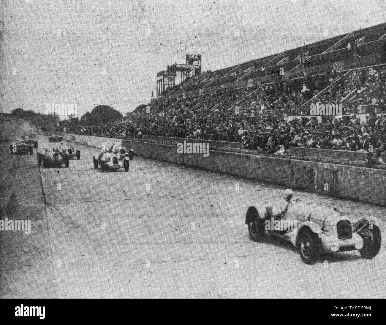 202 Le Grand Prix de l'A.C.F. en 1937, Raymond Sommer en Tête au premier tour Foto de stock