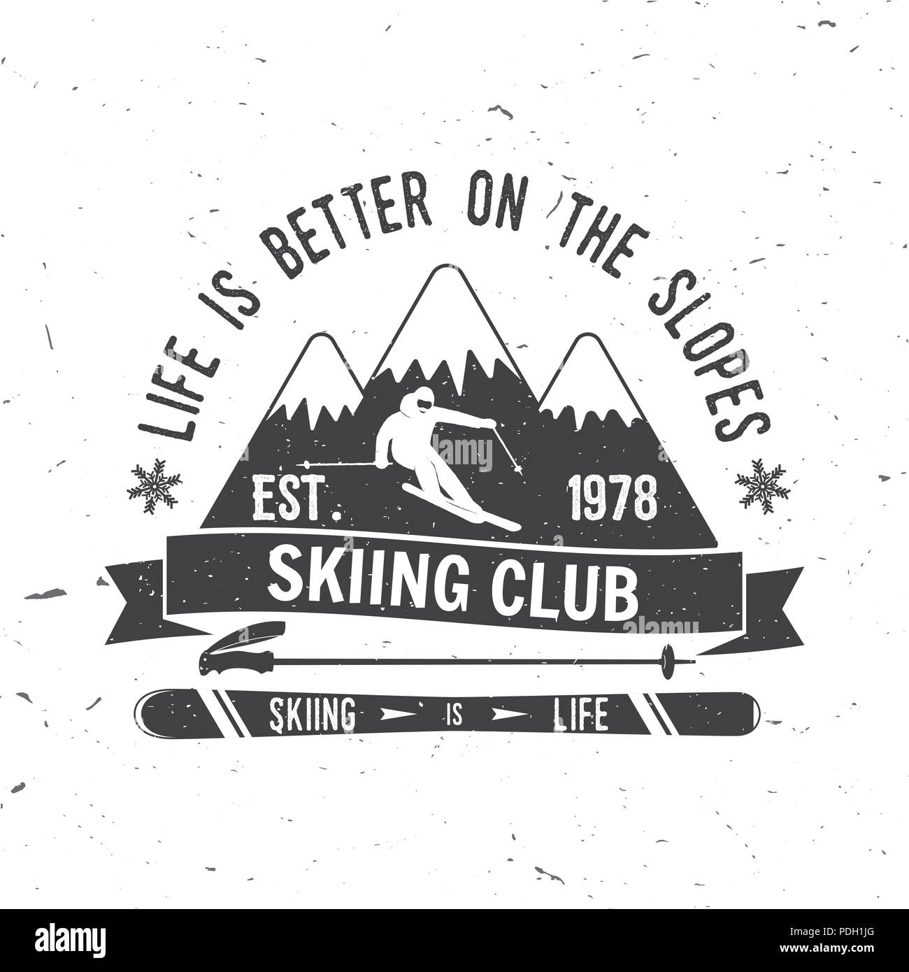 Ski Club concepto con el esquiador que esquiar cuesta abajo en las altas  montañas. Vector logo retro club de esquí. Concepto de camiseta, impresión,  sello o marca. Ski Club typo Imagen Vector
