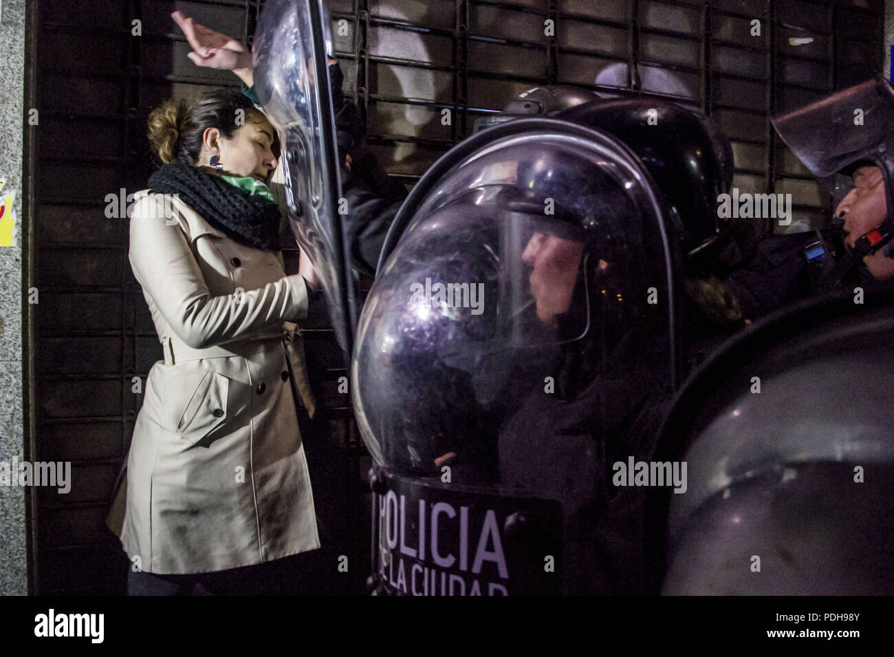 Agosto 9, 2018 - Buenos Aires, Capital Federal, Argentina - El Senado argentino ha rechazado un proyecto de ley que habría legalizado el aborto en las primeras 14 semanas de embarazo. Los manifestantes en ambos lados del debate se reunieron frente al parlamento como votación tuvo lugar. La Vigilia por la Ley del Aborto culminó en una fuerte operación de seguridad por parte de la policía de la ciudad de Buenos Aires, después de conocer la decisión del Senado en contra de la aprobación de la ley. (Crédito de la Imagen: © Roberto Almeida Aveledo via ZUMA Wire) Foto de stock