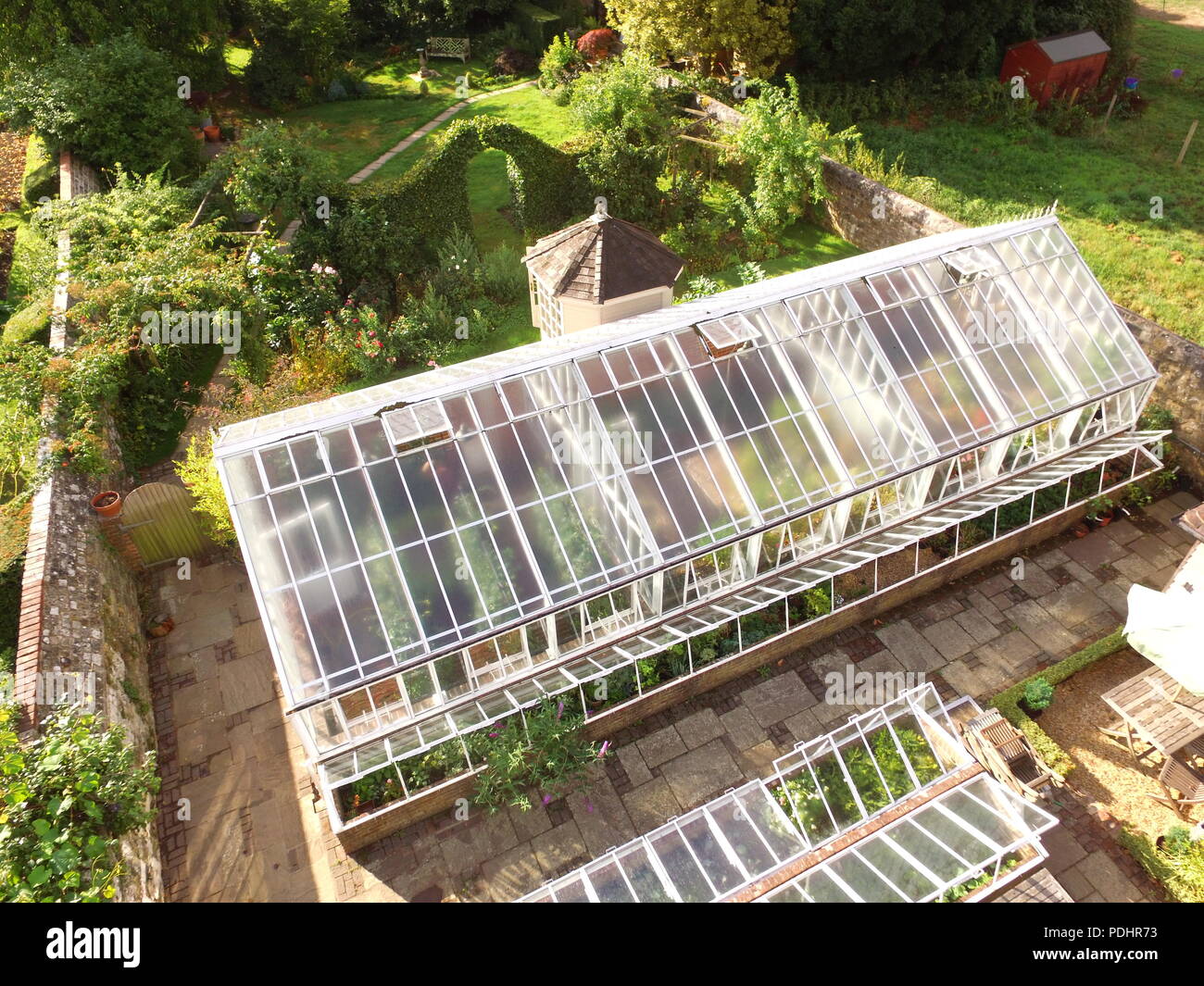 Antena drone imagen de un gran jardín invernadero. Foto de stock
