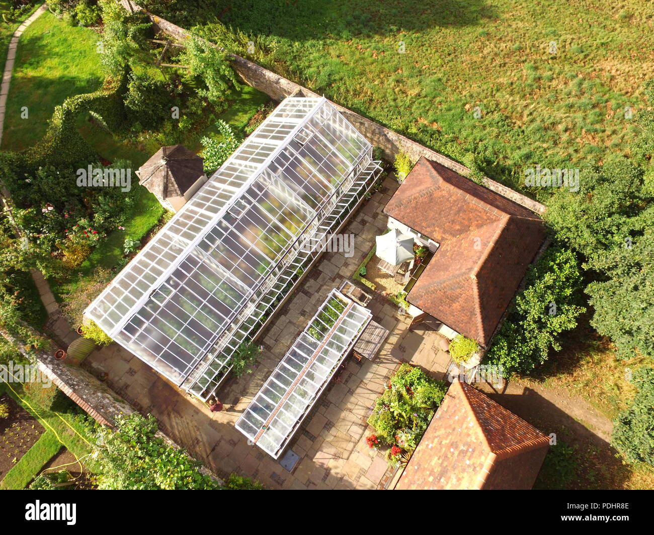 Antena drone imagen de un gran jardín invernadero. Foto de stock