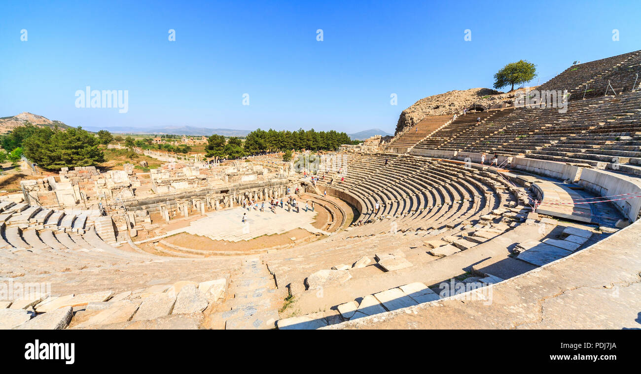 El Gran Teatro, un anfiteatro a Éfeso, antigua ciudad griega y romana asentamiento arqueológico en la costa de Jonia, Izmir, Turquía Foto de stock