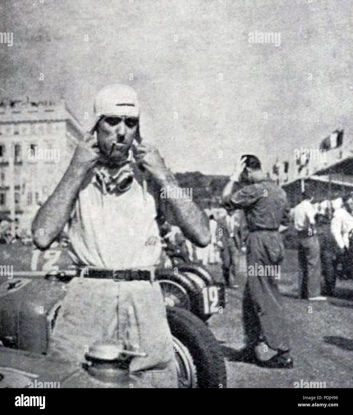 355 Tazio Nuvolari au départ du Grand Prix de Niza 1935 (à D. R. Sommer) Foto de stock