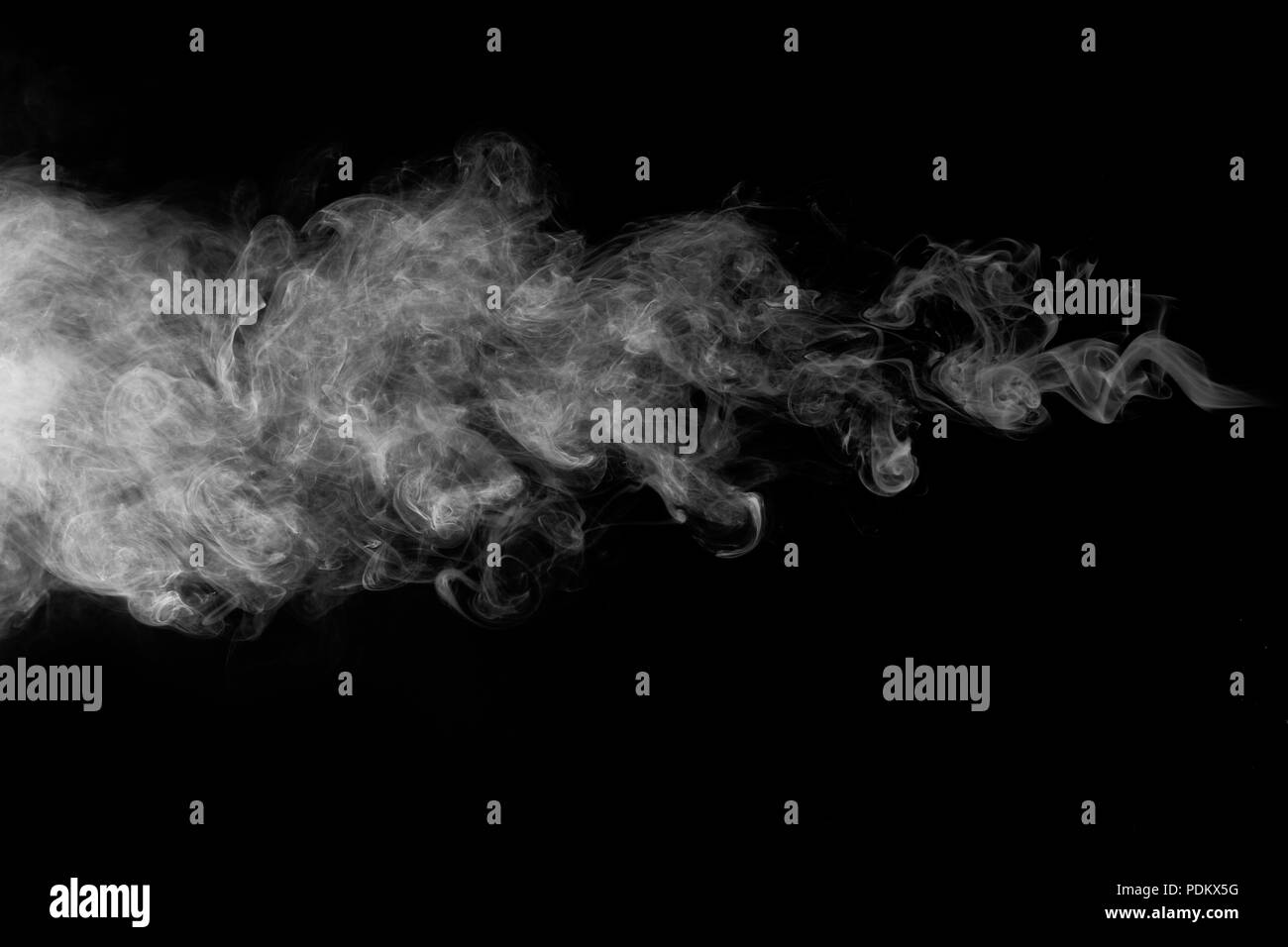 Movimiento del humo sobre fondo negro, el humo, el humo de fondo abstracto Foto de stock
