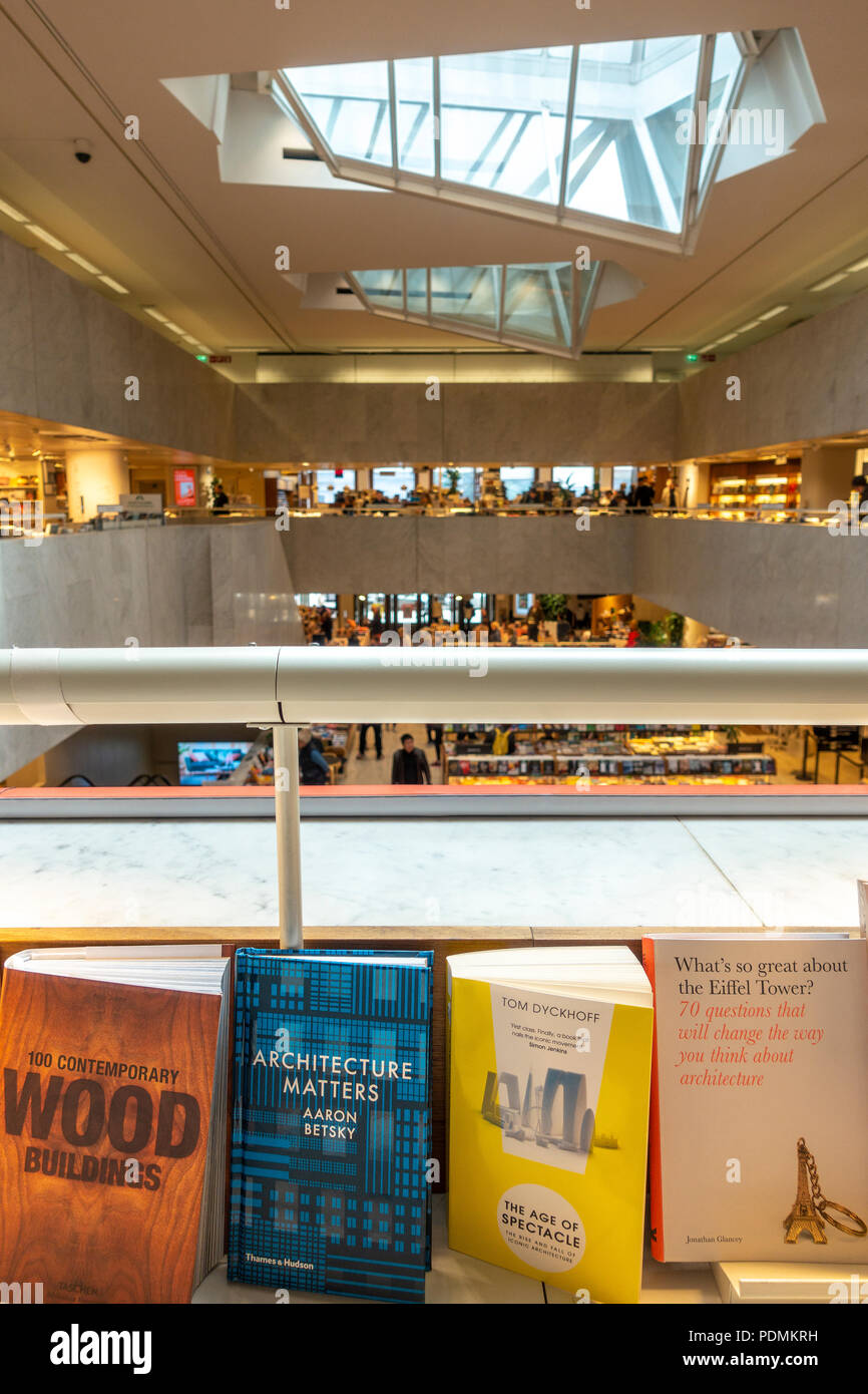 Libros sobre Arquitectura en exhibición en la librería académica de Helsinki, Akateeminen Kirjakauppa, un edificio de Alvar Aalto. Foto de stock