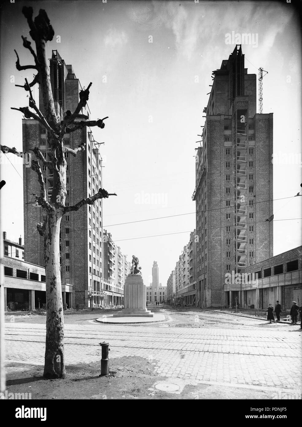 10 gratte-ciel et estatua Le Répit, Villeurbanne, 1932 Foto de stock