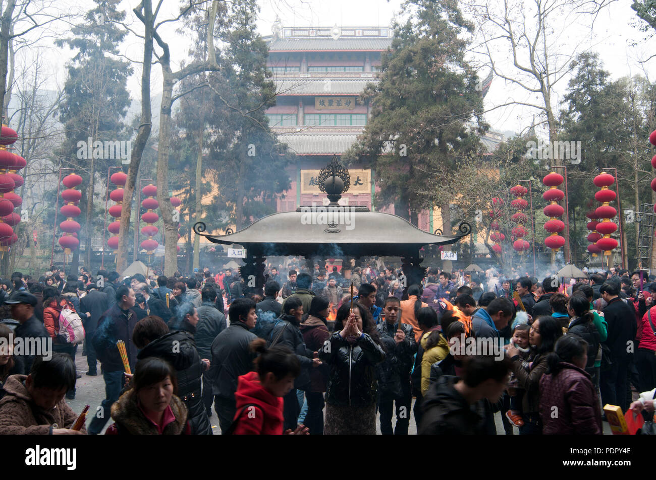 Quemar incienso y culto Buda Hangzhou Zhejiang de China Foto de stock