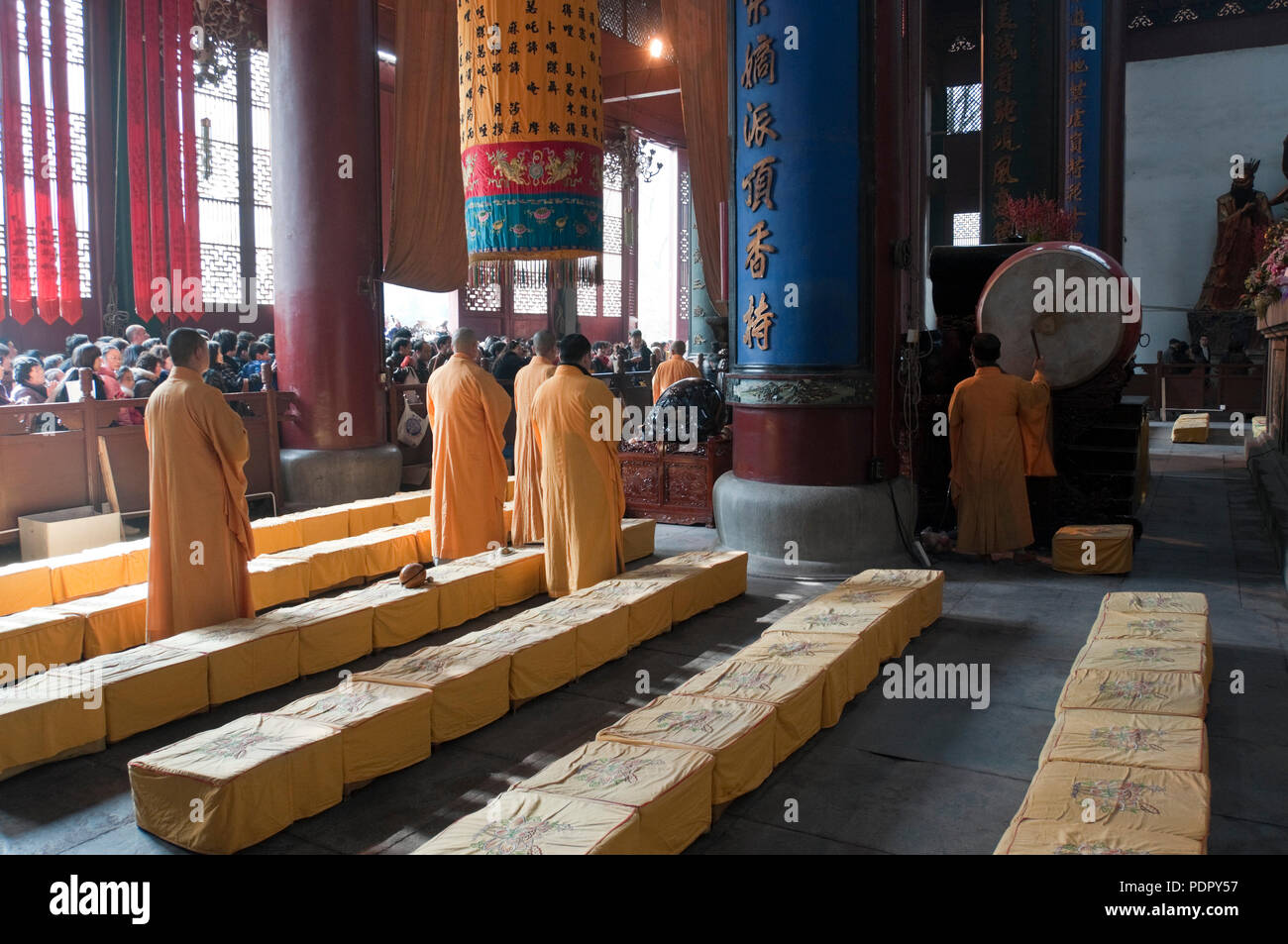 China, en la provincia de Zhejiang, Hangzhou, templo Lingyin Foto de stock