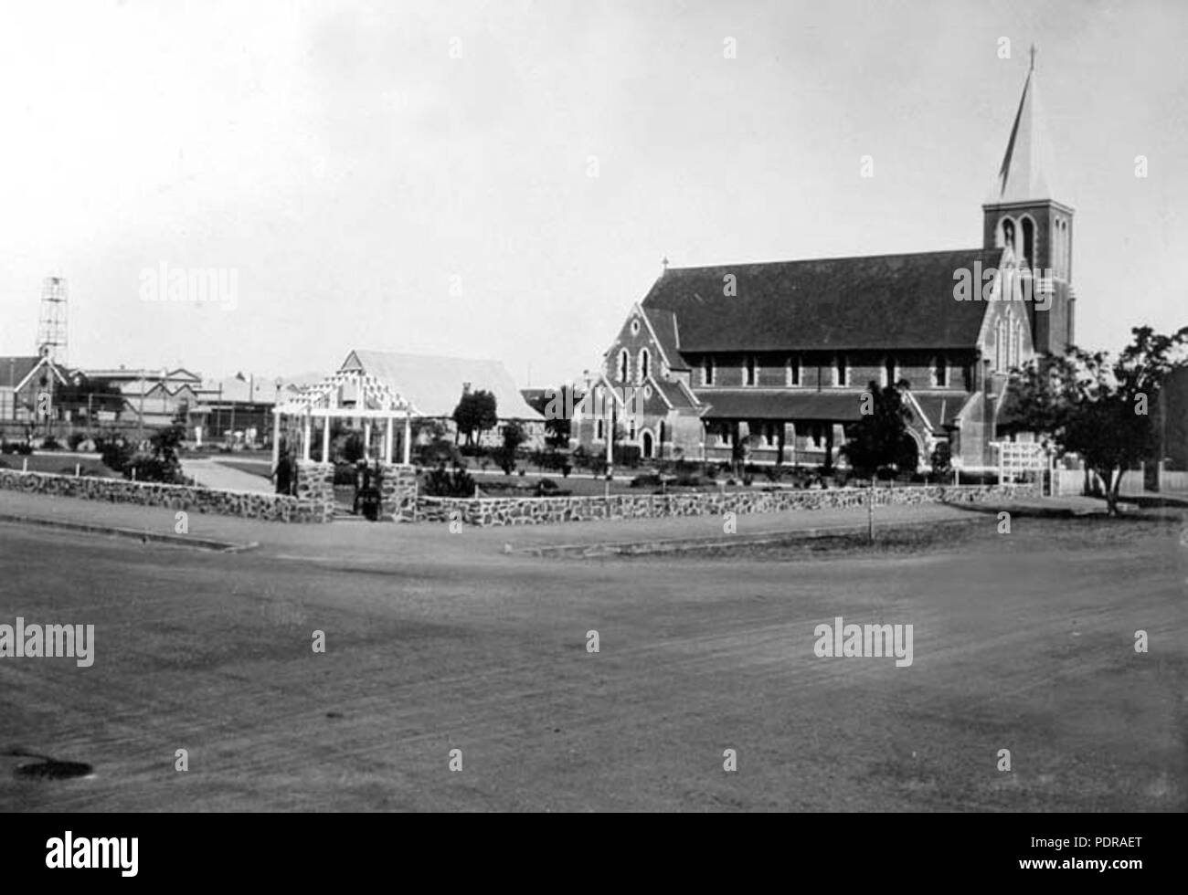 101 129 Archivos del Estado de Queensland, la Iglesia de Cristo de la Iglesia Anglicana y canchas de tenis, Estacionamiento Buss Bourbong Street Bundaberg Octubre de 1931 Foto de stock